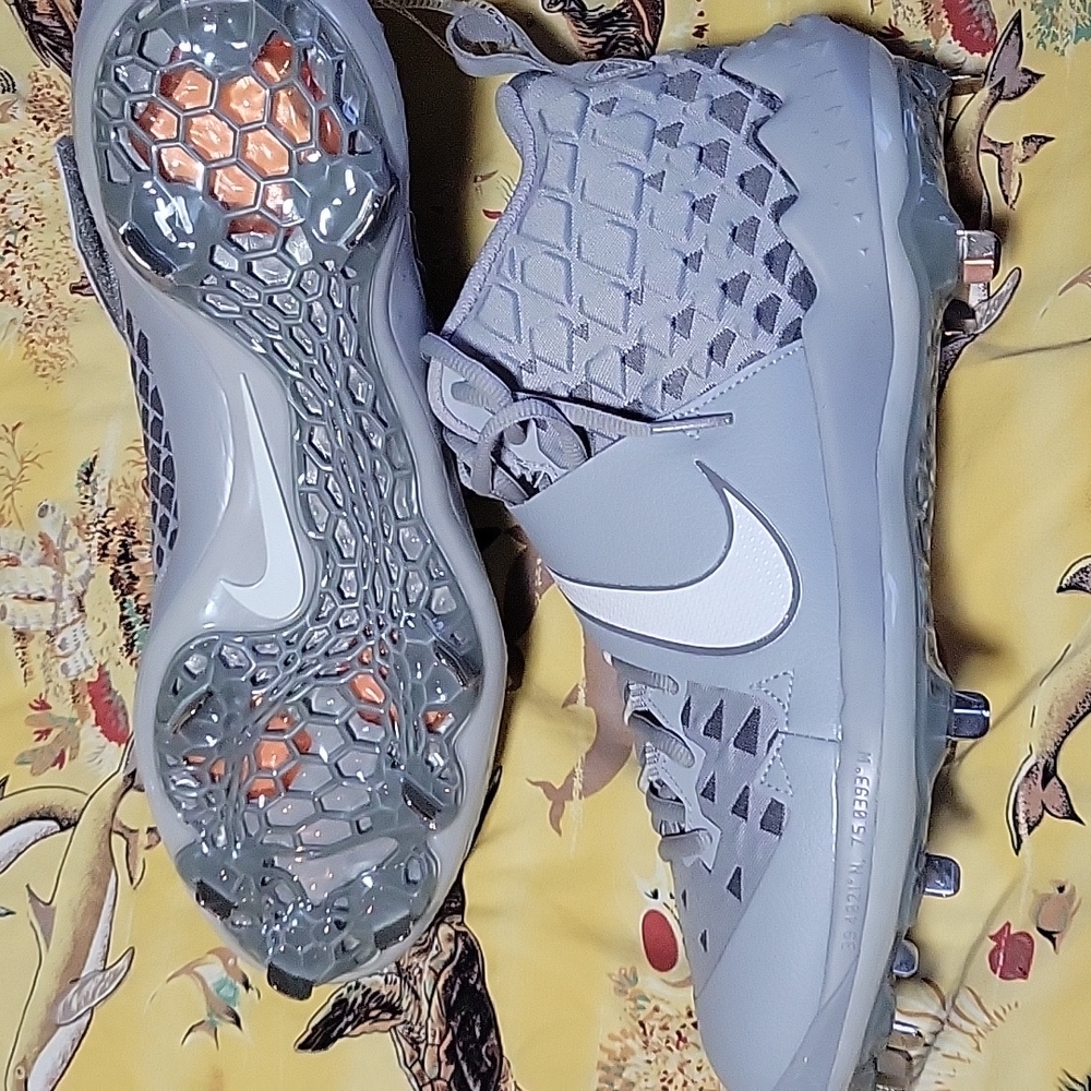Baseball shoes